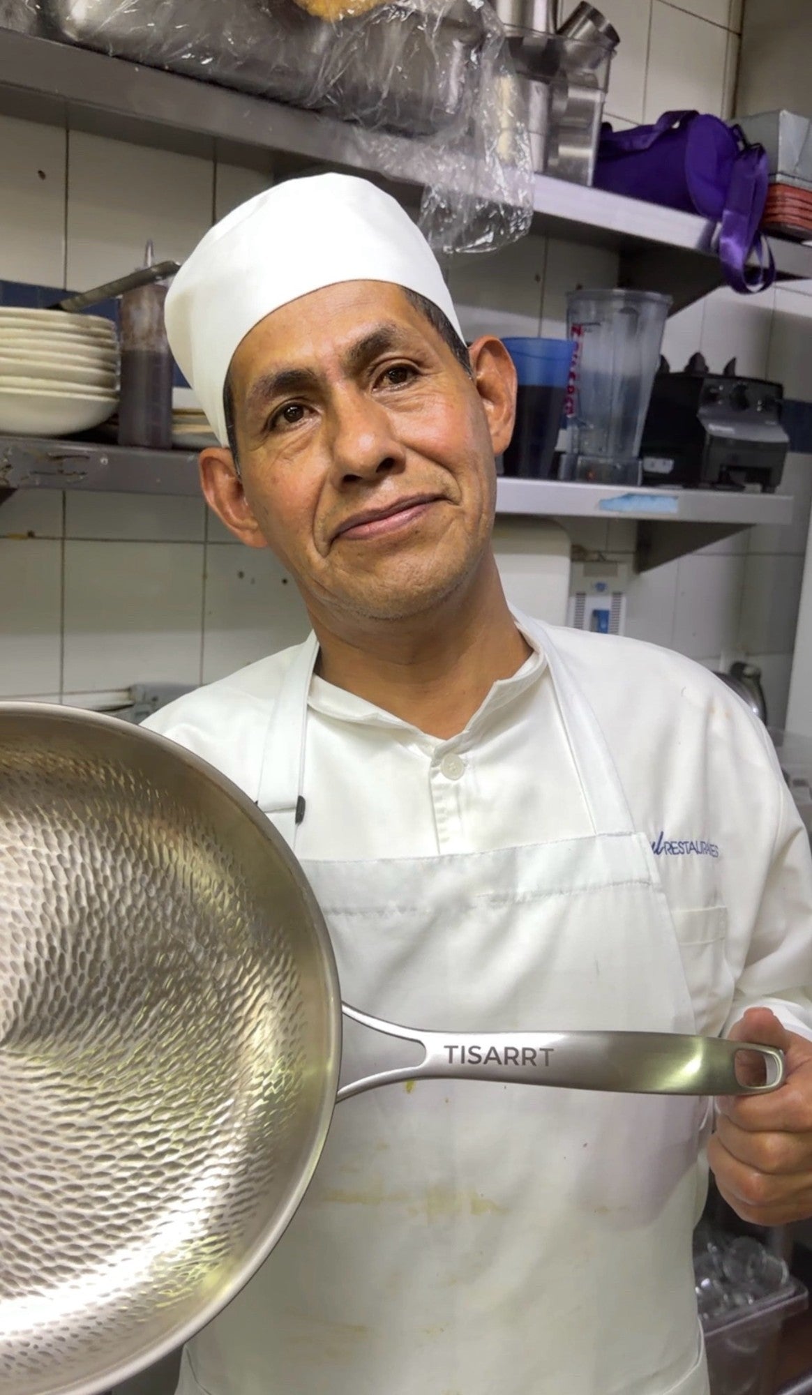 Chef profesional probando la sartén TISARRT