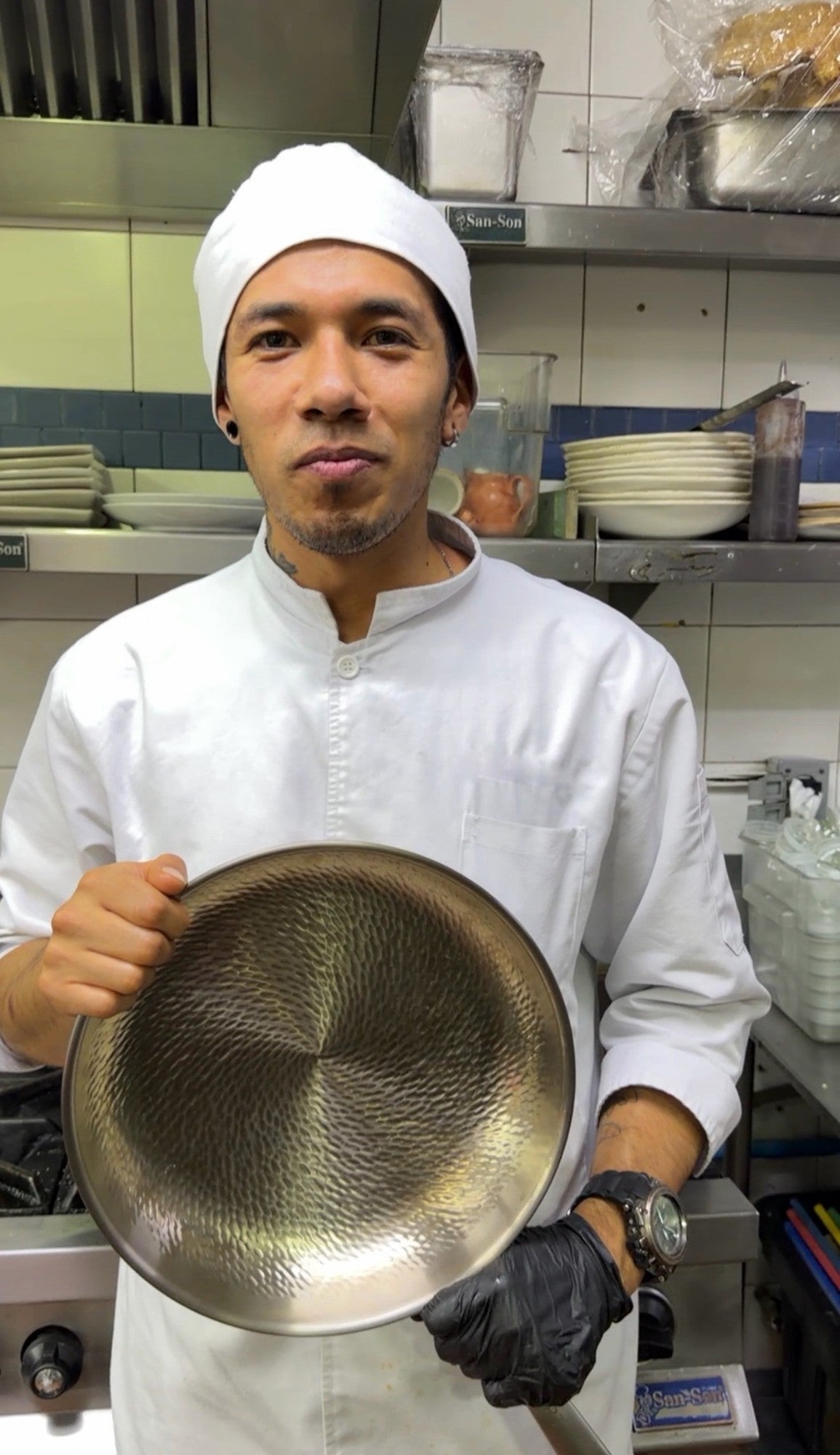 Chef profesional probando la sartén TISARRT