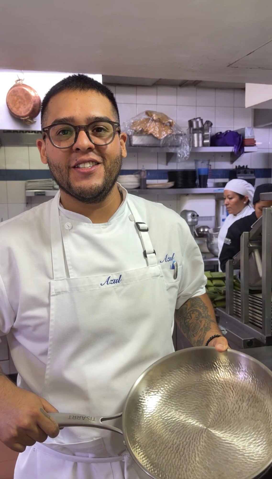 Chef profesional probando la sartén TISARRT