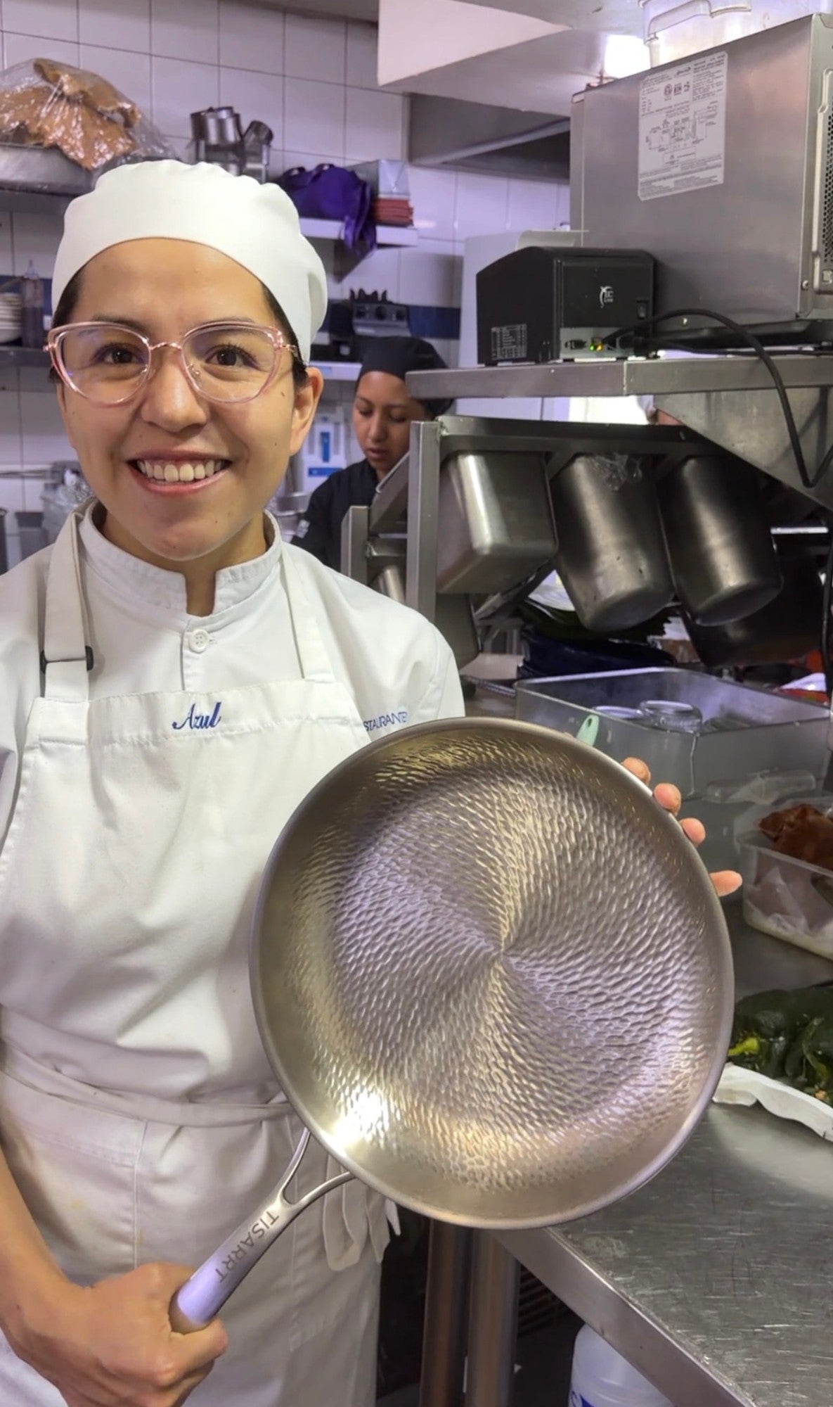 Chef profesional probando la sartén TISARRT