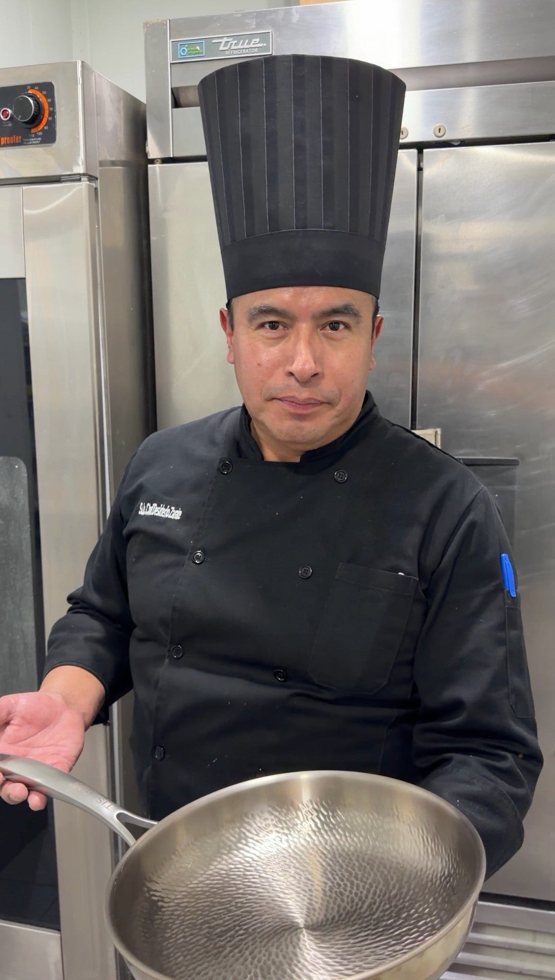 Chef profesional probando la sartén TISARRT