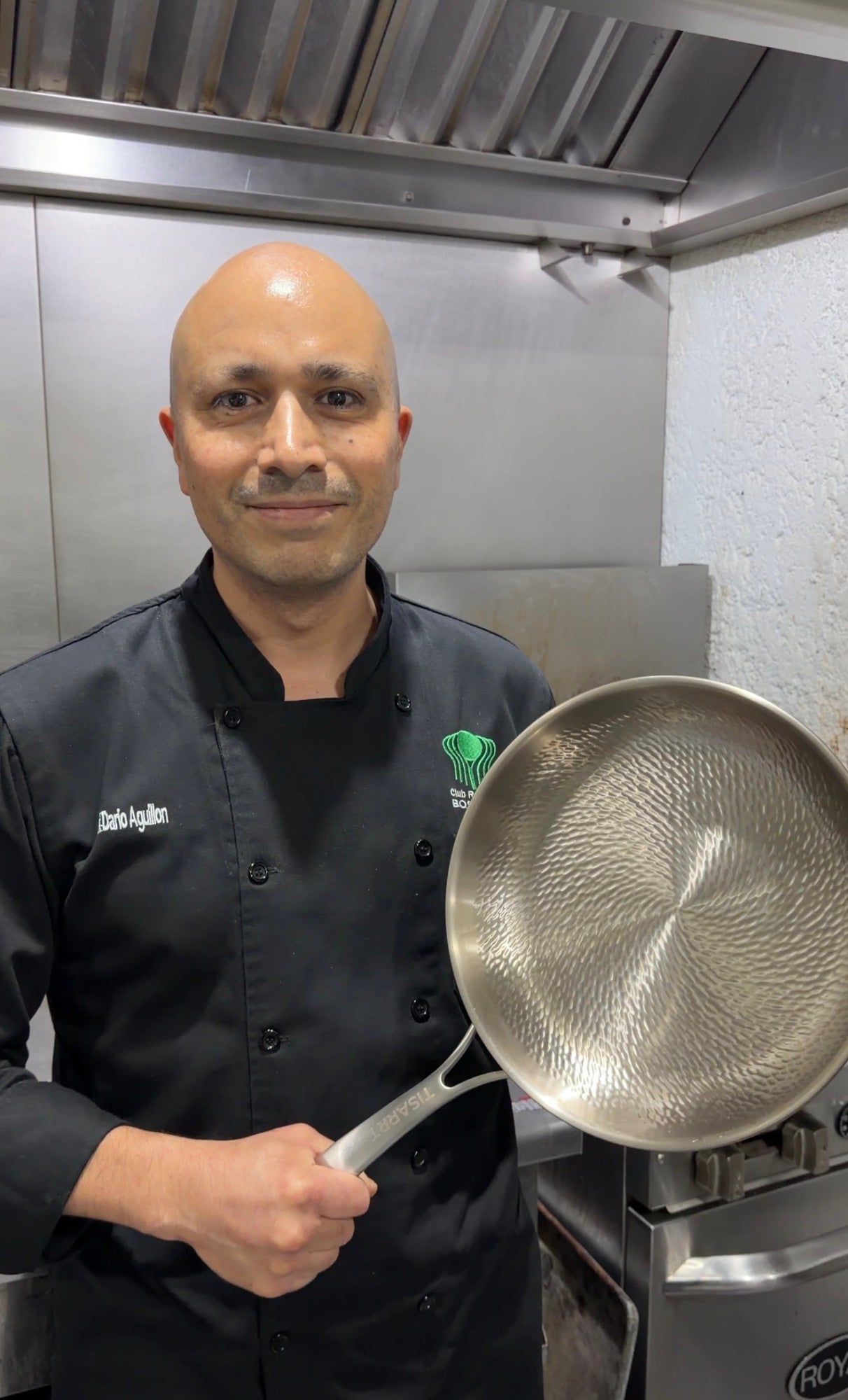 Chef profesional probando la sartén TISARRT